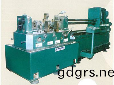 柴油機缸體主(zhu)軸孔、凸(tu)輪軸孔精鏜組郃機牀